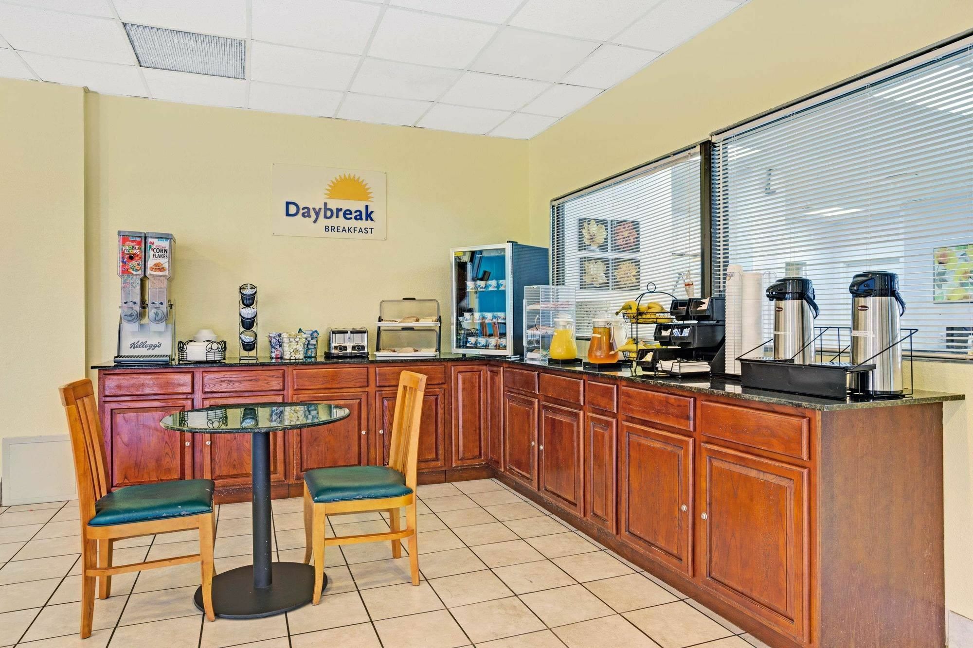 Days Inn By Wyndham Norfolk Military Circle Eksteriør bilde